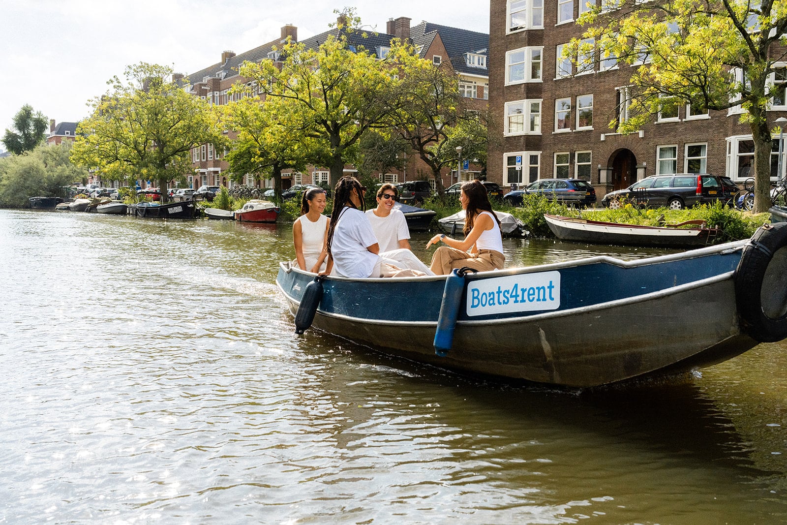 Groep stapt aan boord van een Boats4rent sloep in Amsterdam
