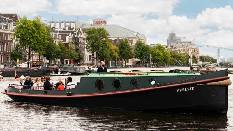 Klassieke sleepboot privé rondvaart Amsterdam