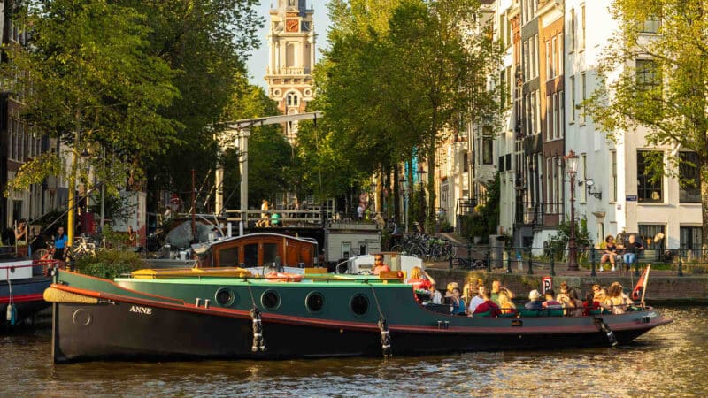 Groep geniet van privé rondvaart tijdens zonsondergang