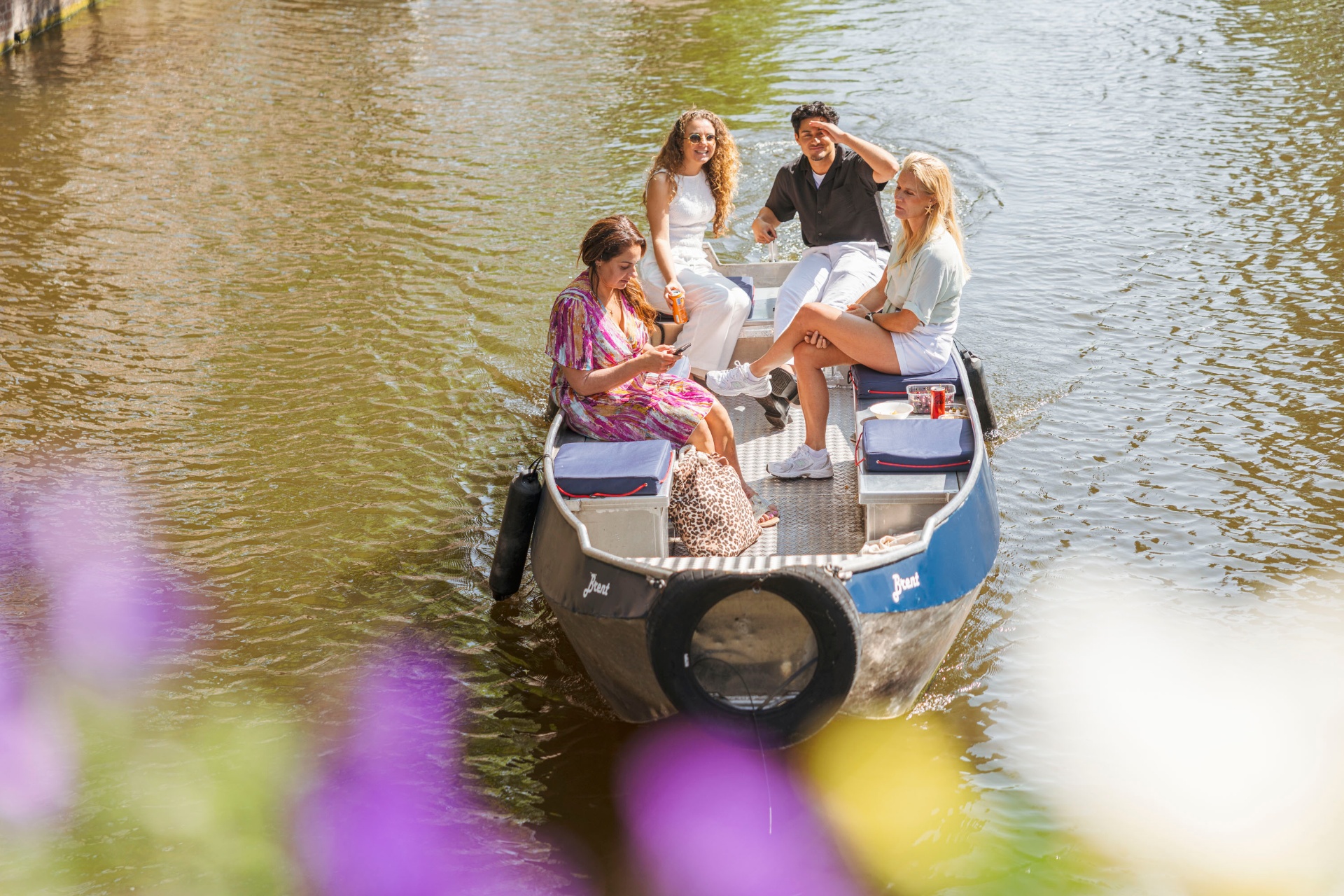 Vrienden genieten samen in sloep Amsterdam